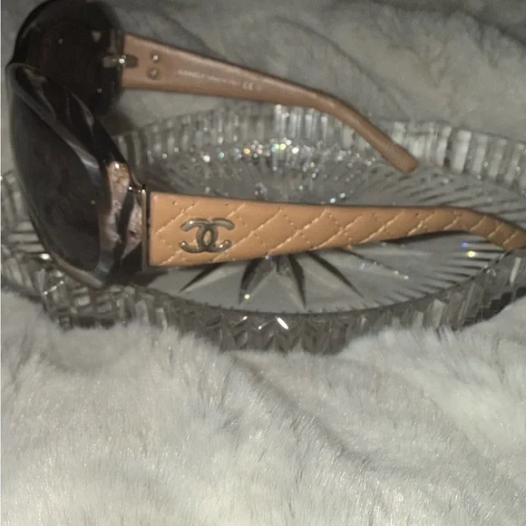 CHANEL Black Sunglasses - Picture 5 of 7